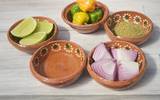 Los tacos de cochinita pibil se complementan cebolla morada, limón y chile habanero.