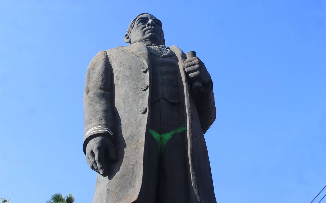 ¡Pero qué es eso! Le pintan calzones verdes a estatua de Benito Juárez [Fotos]