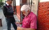 Raymundo Hernández vende cachitos de Lotería en las calles del centro de Cuernavaca. / Jessica Arellano | El Sol de Cuernavaca