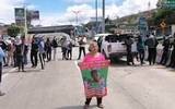 Se destaca la presencia de una señora con una pancarta exigiendo justicia para los 43 jóvenes desaparecidos en Iguala